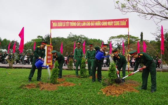 Lữ đoàn Công binh 270 ra quân Tết trồng cây đời đời nhớ ơn Bác Hồ.